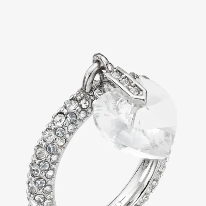 Anello a forma di cuore Anello a forma di cuore con finitura argento e cristalli Anello a forma di cuore Anello a forma di cuore con finitura argento e cristalli