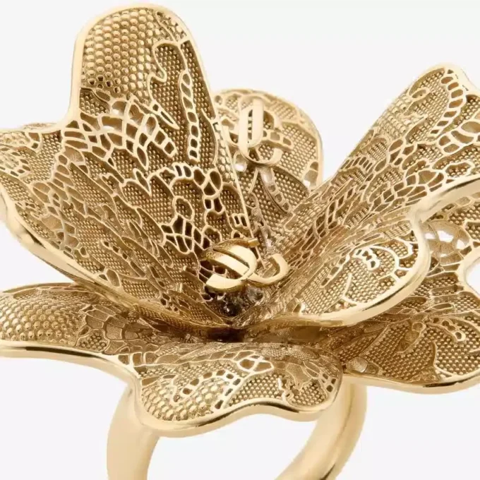 Anello Corsage Maxi Anello Corsage in metallo con finitura dorata Anello Corsage Maxi Anello Corsage in metallo con finitura dorata