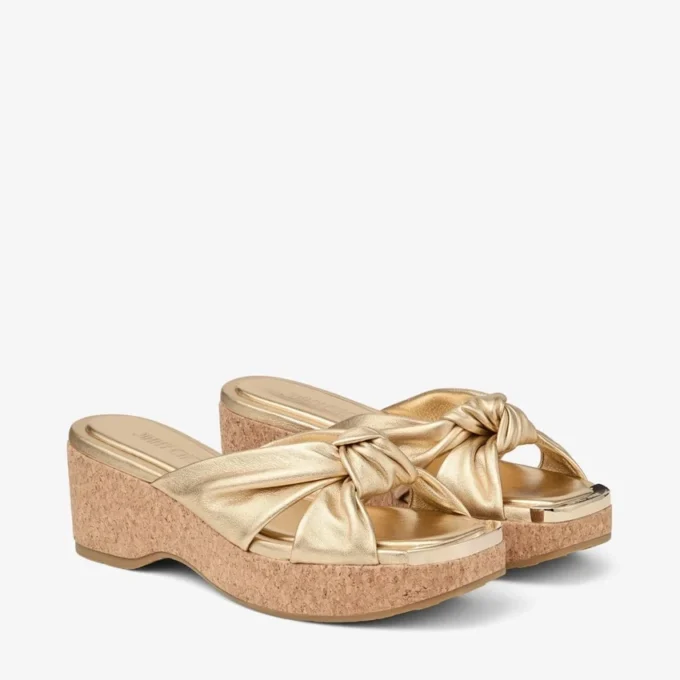 Avenue Wedge 50 Mules con zeppa in nappa metallizzata dorata Avenue Wedge 50 Mules con zeppa in nappa metallizzata dorata