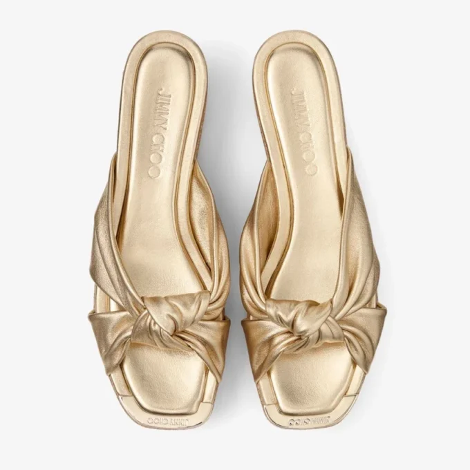 Avenue Wedge 50 Mules con zeppa in nappa metallizzata dorata Avenue Wedge 50 Mules con zeppa in nappa metallizzata dorata