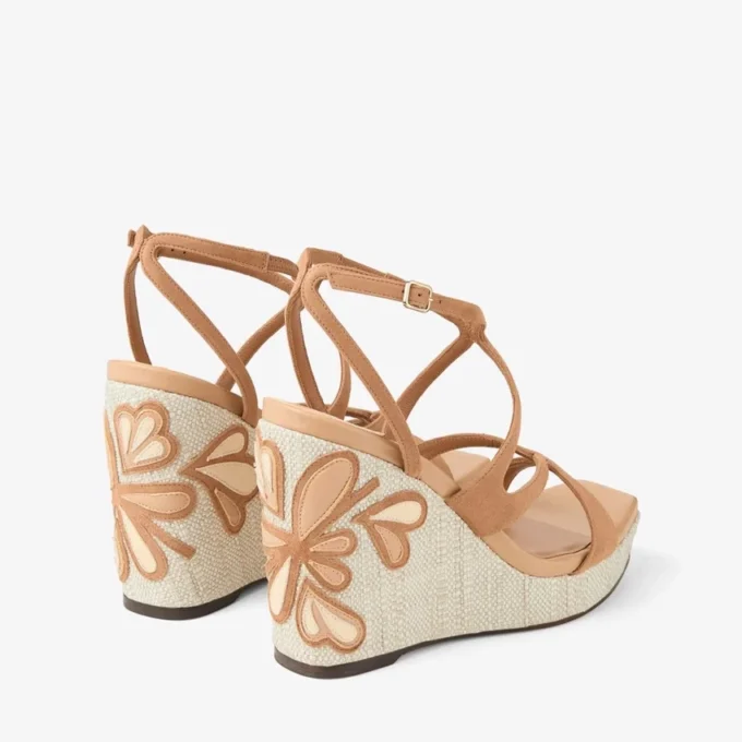 Ayla 110 Zeppe in pelle scamosciata e nappa color caramello e naturale con raffia pregiata Ayla 110 Zeppe in pelle scamosciata e nappa color caramello e naturale con raffia pregiata