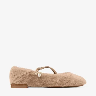 Ballerine Eleri in shearling color caramello con ciondolo a perla
