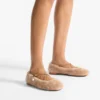 Ballerine Eleri in shearling color caramello con ciondolo a perla Ballerine Eleri in shearling color caramello con ciondolo a perla