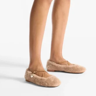 Ballerine Eleri in shearling color caramello con ciondolo a perla
