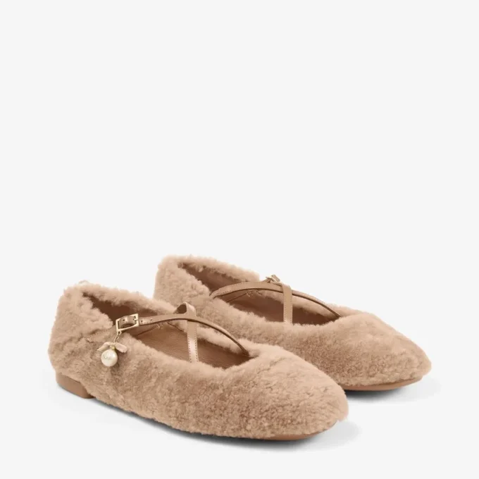 Ballerine Eleri in shearling color caramello con ciondolo a perla Ballerine Eleri in shearling color caramello con ciondolo a perla
