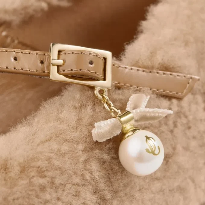Ballerine Eleri in shearling color caramello con ciondolo a perla Ballerine Eleri in shearling color caramello con ciondolo a perla