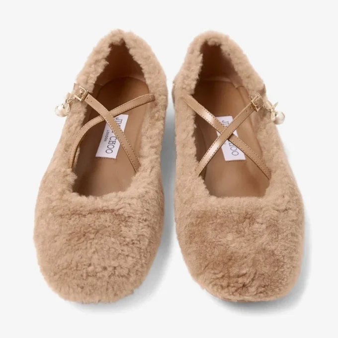 Ballerine Eleri in shearling color caramello con ciondolo a perla Ballerine Eleri in shearling color caramello con ciondolo a perla