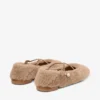 Ballerine Eleri in shearling color caramello con ciondolo a perla Ballerine Eleri in shearling color caramello con ciondolo a perla
