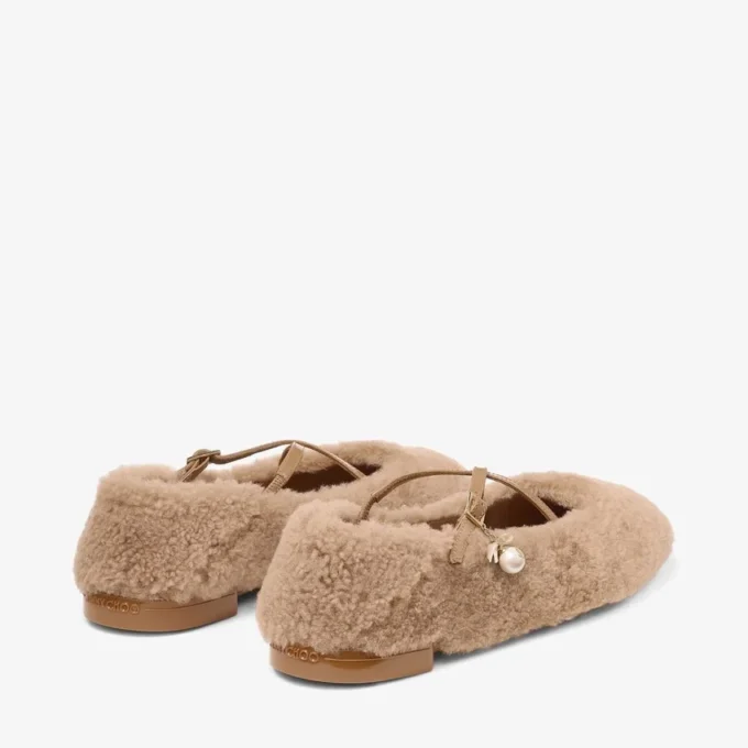 Ballerine Eleri in shearling color caramello con ciondolo a perla Ballerine Eleri in shearling color caramello con ciondolo a perla