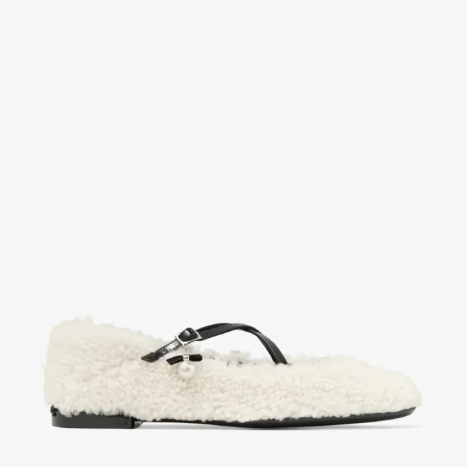 Ballerine Eleri in shearling naturale con ciondolo a perla Ballerine Eleri in shearling naturale con ciondolo a perla