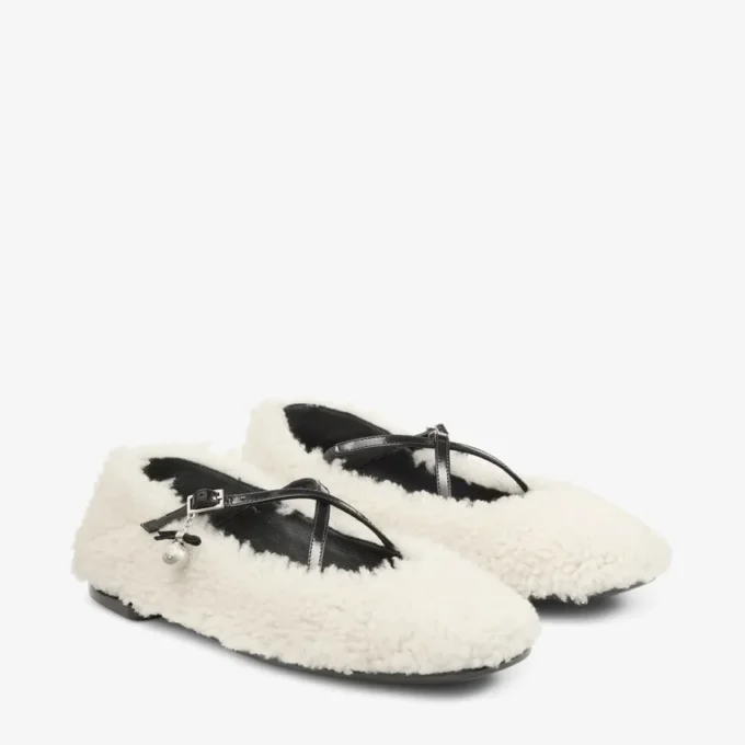 Ballerine Eleri in shearling naturale con ciondolo a perla Ballerine Eleri in shearling naturale con ciondolo a perla