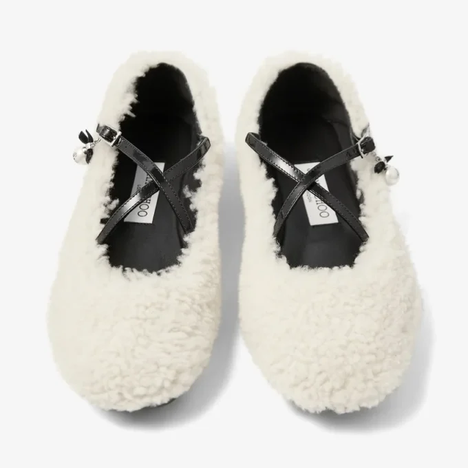 Ballerine Eleri in shearling naturale con ciondolo a perla Ballerine Eleri in shearling naturale con ciondolo a perla