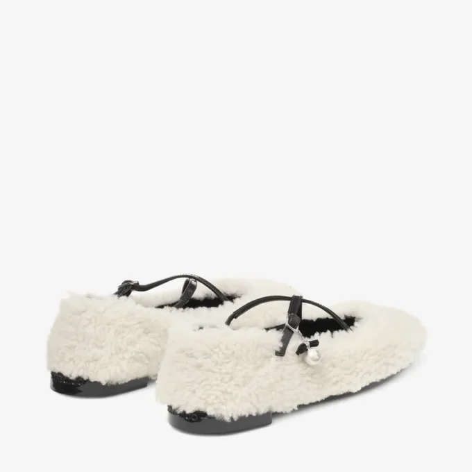 Ballerine Eleri in shearling naturale con ciondolo a perla Ballerine Eleri in shearling naturale con ciondolo a perla