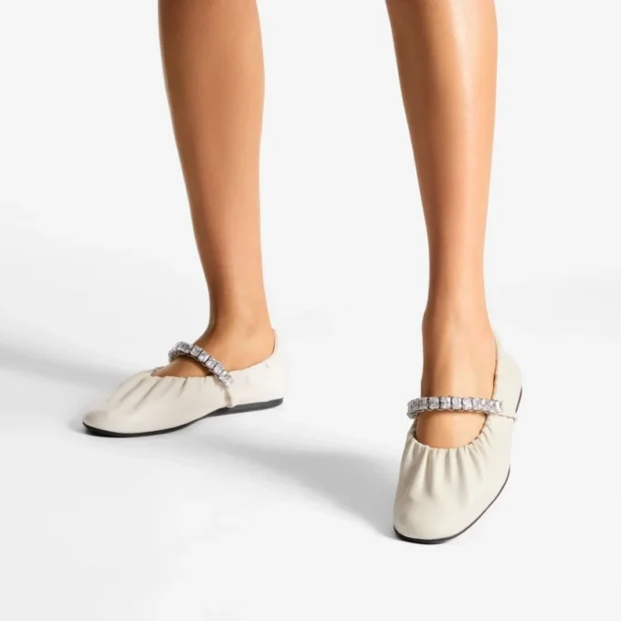Ballerine Jade in morbida nappa color latte con cinturino in cristallo