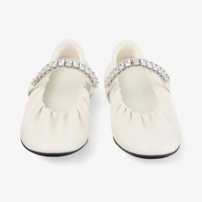 Ballerine Jade in morbida nappa color latte con cinturino in cristallo