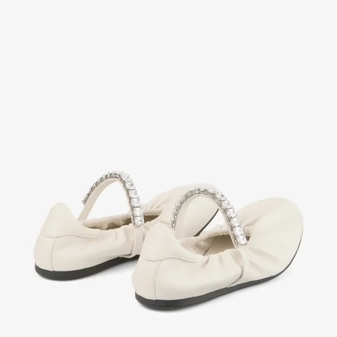 Ballerine Jade in morbida nappa color latte con cinturino in cristallo