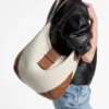 Bar Hobo Medium Borsa a tracolla in tela riciclata naturale e marrone chiaro con finiture in pelle Biker Bar Hobo Medium Borsa a tracolla in tela riciclata naturale e marrone chiaro con finiture in pelle Biker