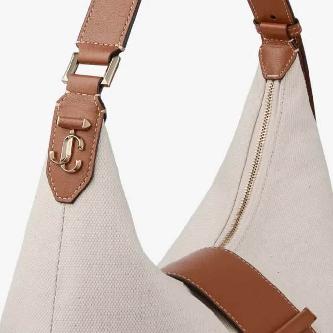 Bar Hobo Medium Borsa a tracolla in tela riciclata naturale e marrone chiaro con finiture in pelle Biker Bar Hobo Medium Borsa a tracolla in tela riciclata naturale e marrone chiaro con finiture in pelle Biker