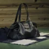 Bar Holdall Large: borsa tote nera in morbida pelle di vitello martellata con stelle in rilievo Bar Holdall Large: borsa tote nera in morbida pelle di vitello martellata con stelle in rilievo