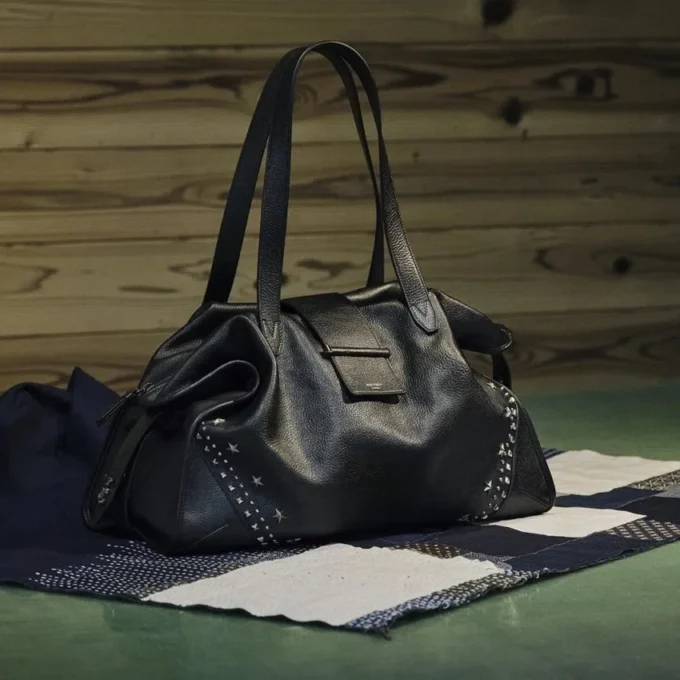 Bar Holdall Large: borsa tote nera in morbida pelle di vitello martellata con stelle in rilievo Bar Holdall Large: borsa tote nera in morbida pelle di vitello martellata con stelle in rilievo