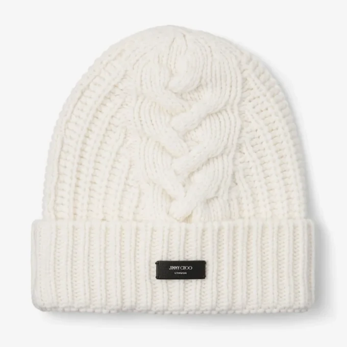 Berretto Yuki a trecce color latte con etichetta in pelle Berretto Yuki a trecce color latte con etichetta in pelle