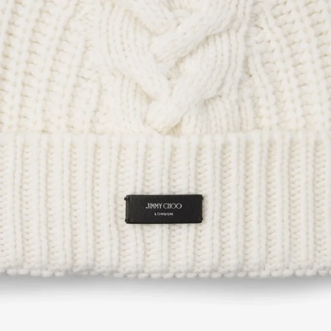Berretto Yuki a trecce color latte con etichetta in pelle Berretto Yuki a trecce color latte con etichetta in pelle