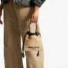 Borsa a cordoncino con manico superiore Borsa a cordoncino in rafia morbida naturale e nera con finiture in pelle Borsa a cordoncino con manico superiore Borsa a cordoncino in rafia morbida naturale e nera con finiture in pelle