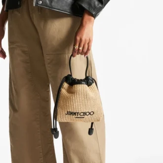 Borsa a cordoncino con manico superiore Borsa a cordoncino in rafia morbida naturale e nera con finiture in pelle Borsa a cordoncino con manico superiore Borsa a cordoncino in rafia morbida naturale e nera con finiture in pelle