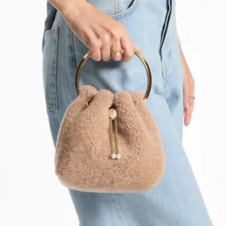 Borsa a secchiello Bon Bon color caramello con manico in metallo