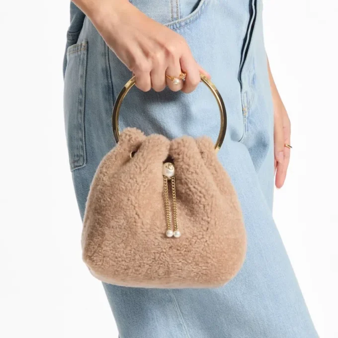 Borsa a secchiello Bon Bon color caramello con manico in metallo Borsa a secchiello Bon Bon color caramello con manico in metallo