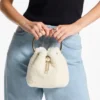 Borsa a secchiello Bon Bon in pelle naturale con manico in metallo Borsa a secchiello Bon Bon in pelle naturale con manico in metallo
