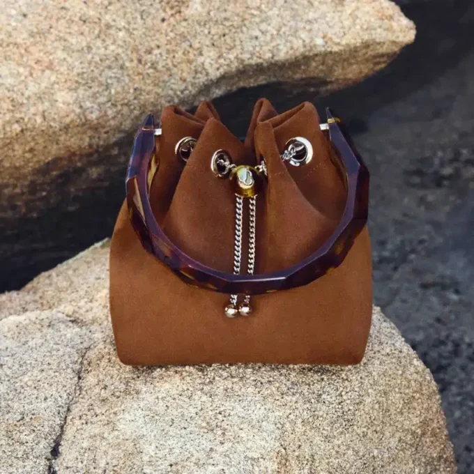 Borsa a secchiello Bon Bon in pelle scamosciata color cuoio con chiusura a perline e manico tartarugato Borsa a secchiello Bon Bon in pelle scamosciata color cuoio con chiusura a perline e manico tartarugato