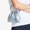 Borsa a secchiello Bon Bon in raso blu ghiaccio Borsa a secchiello Bon Bon in raso blu ghiaccio