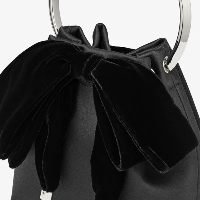 Borsa a secchiello Bon Bon in raso nero con fiocco in velluto Borsa a secchiello Bon Bon in raso nero con fiocco in velluto