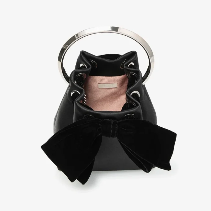 Borsa a secchiello Bon Bon in raso nero con fiocco in velluto Borsa a secchiello Bon Bon in raso nero con fiocco in velluto