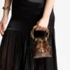 Borsa a secchiello Bon Bon trasparente tartarugata con manico scolpito Borsa a secchiello Bon Bon trasparente tartarugata con manico scolpito