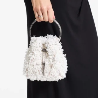 Borsa a secchiello in raso avorio Bon Bon con ricamo a petali