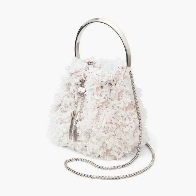 Borsa a secchiello in raso avorio Bon Bon con ricamo a petali Borsa a secchiello in raso avorio Bon Bon con ricamo a petali