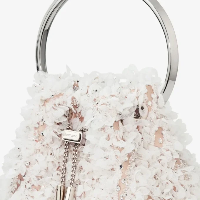 Borsa a secchiello in raso avorio Bon Bon con ricamo a petali Borsa a secchiello in raso avorio Bon Bon con ricamo a petali