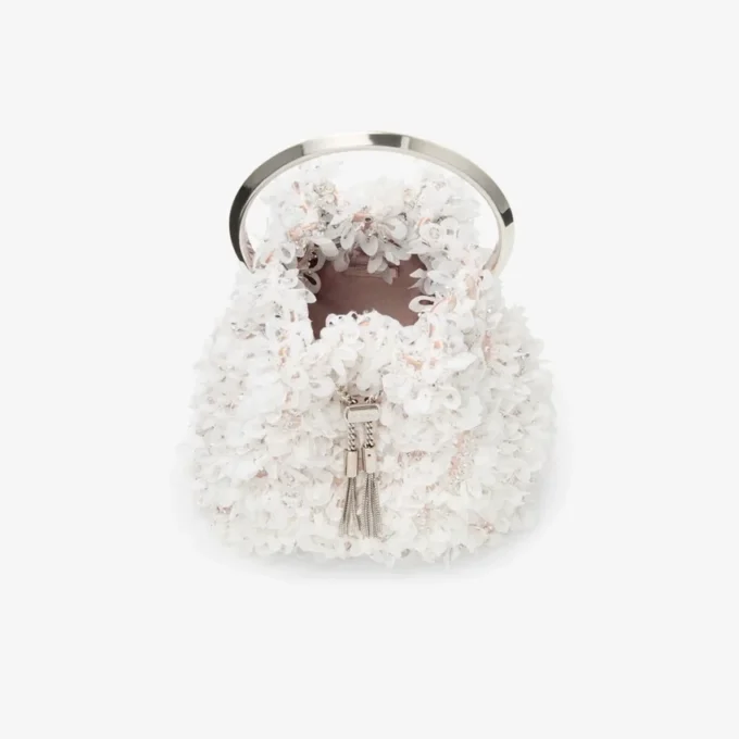 Borsa a secchiello in raso avorio Bon Bon con ricamo a petali Borsa a secchiello in raso avorio Bon Bon con ricamo a petali