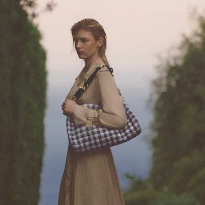 Borsa a spalla Callie Maxi in rafia a quadretti mix blu navy con tracolla staccabile in nappa intrecciata