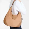 Borsa a tracolla Bar Hobo M in pelle scamosciata color caramello con finiture in pelle stile Biker