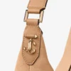 Borsa a tracolla Bar Hobo M in pelle scamosciata color caramello con finiture in pelle stile Biker