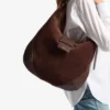 Borsa a tracolla Bar Hobo M in pelle scamosciata color cioccolato con finiture in pelle