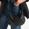 Borsa a tracolla Bar Hobo Small in pelle Biker nera con borchie in perla Borsa a tracolla Bar Hobo Small in pelle Biker nera con borchie in perla