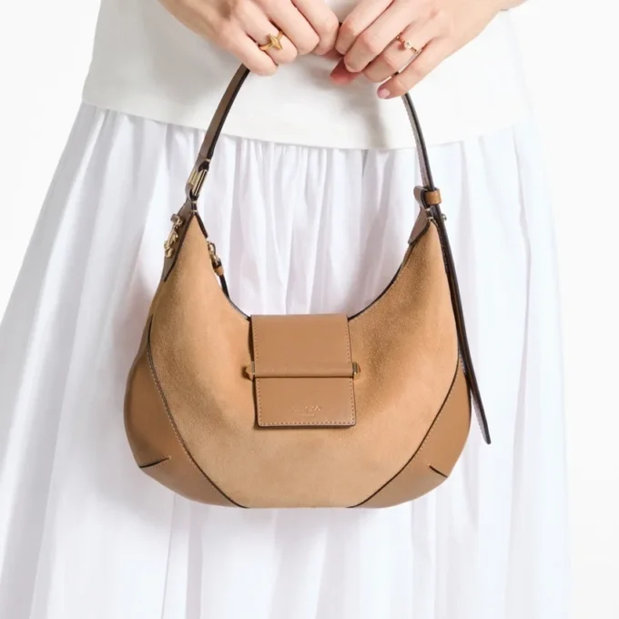 Borsa a tracolla Bar Hobo Small in pelle scamosciata color caramello con finiture in pelle stile Biker