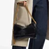 Borsa a tracolla Callie in pelle biker nera lucida con patta Borsa a tracolla Callie in pelle biker nera lucida con patta