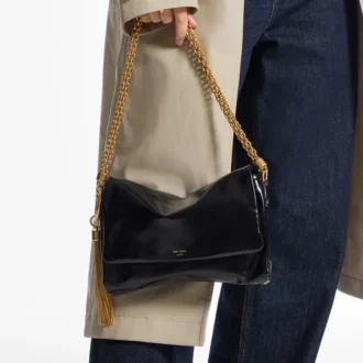 Borsa a tracolla Callie in pelle biker nera lucida con patta