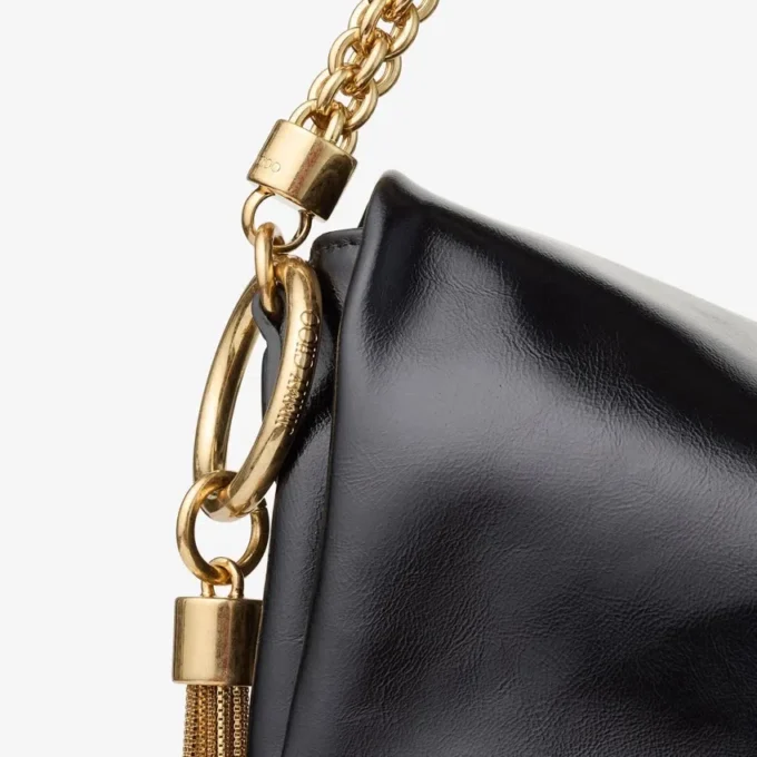 Borsa a tracolla Callie in pelle biker nera lucida con patta Borsa a tracolla Callie in pelle biker nera lucida con patta