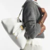 Borsa a tracolla Cinch Medium in pelle color latte Borsa a tracolla Cinch Medium in pelle color latte